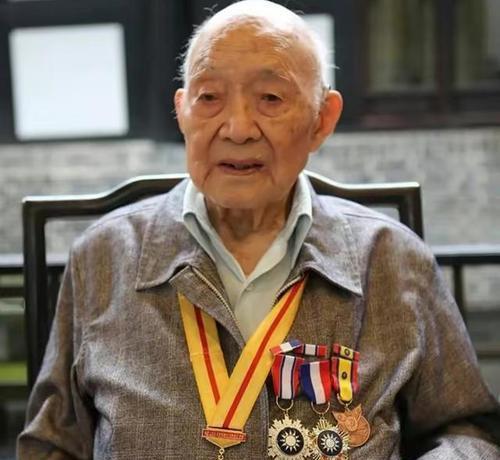 1934年，在红军长征的一个夜晚，一名队长起来上厕所，忽然发现远方有一道闪光，随