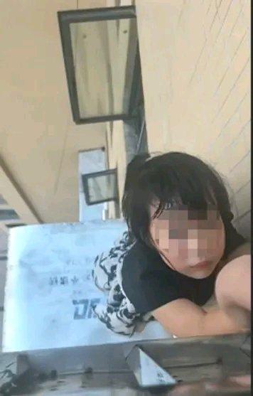 9月16日，湖南娄底冷水江某小区发生惊险一幕。4岁女童不慎从20楼坠落，落在13