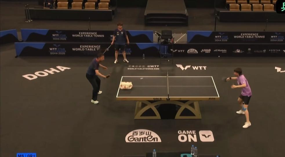 WTT多哈球星挑战赛赛前陈振江指导陪朱雨玲训练朱雨玲在多哈冠军赛夺冠后，无缝