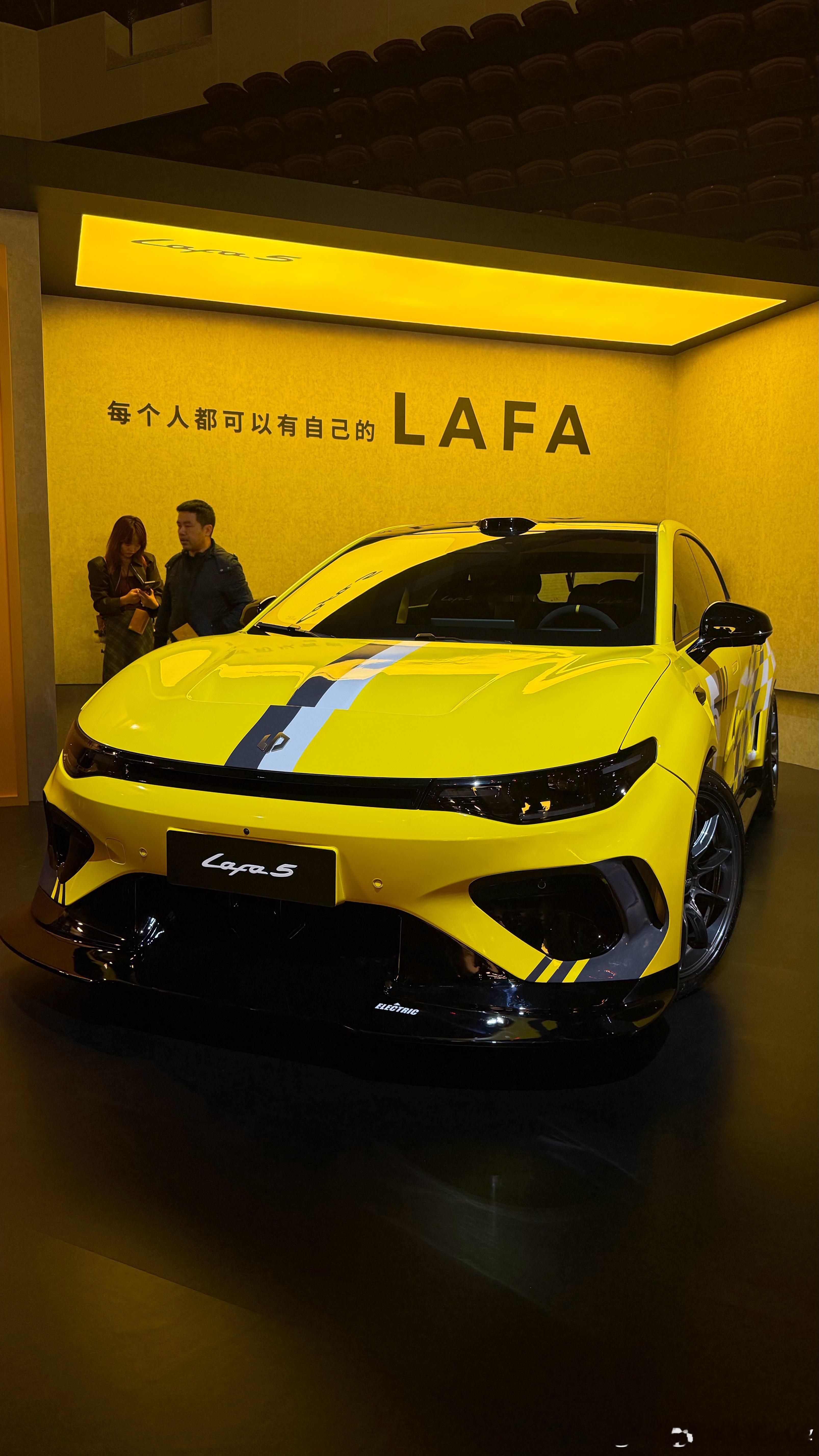 永远不要怀疑零跑对价格的坚持，顶配也比就11.68万。你能得到，无框门，19寸轮