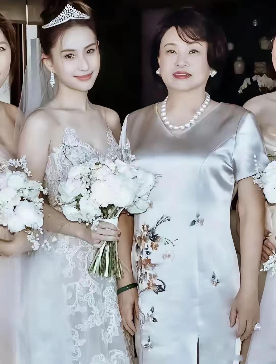 要是何超莲真跟窦骁离了，这处境可比普通人离婚难多了——表面是赌王女儿，实际早被豪