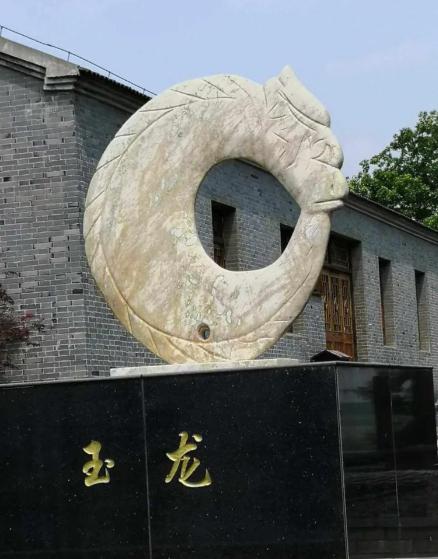 1985年，在安徽省含山县凌家滩村，一位村民在给过世的父亲挖坟的时候挖出了一个5