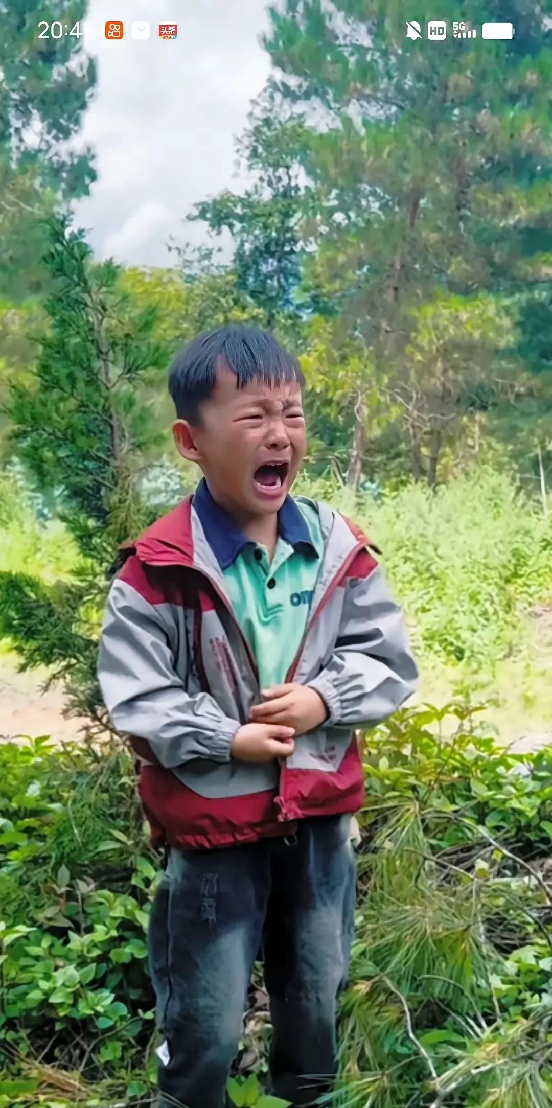 爸爸发现儿子不见了，估计儿子又去看因为癌症去世的妈妈了。爸爸赶到妻子的坟前，果然