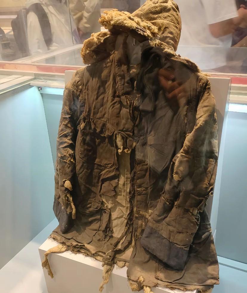 先烈们曾经穿过的衣服，破烂的衣服背后，才有我们现在的幸福生活，看到这件衣服，眼睛