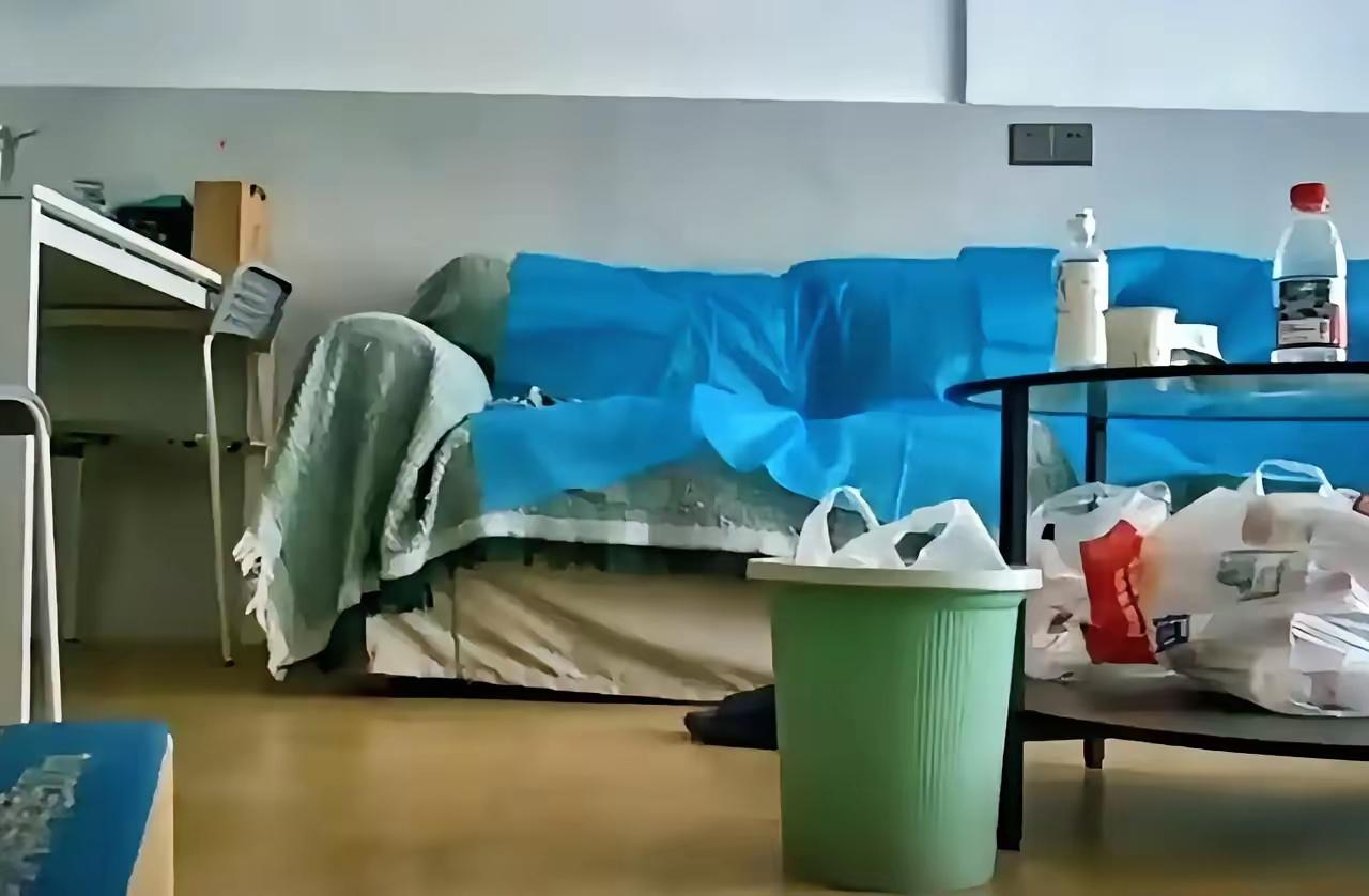 看过曾和祖视频，十七分钟，很长的一段时间呢。视频里的医院值班室一眼就能认