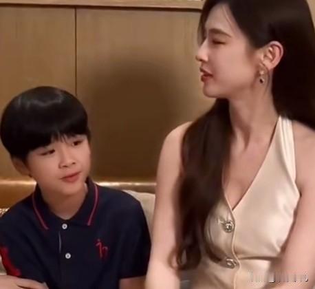 黄圣依带儿子安麟出镜之前以为黄圣依不离婚，结果和扬子还是离婚了。黄圣依离婚后