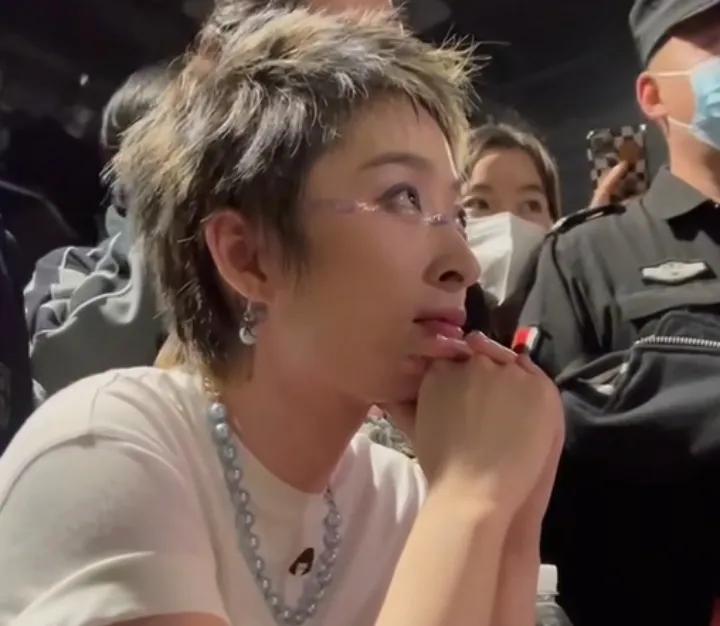 曾轶可，也太瞧得起自己了。苏州演唱会被取消，主办方直接抛出原因，演唱会门票已