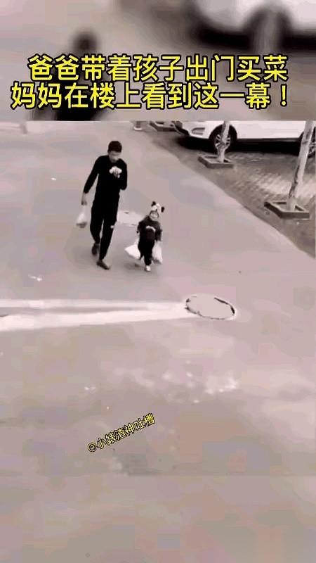 我真的，就从窗户往下看了一眼。就一眼。差点没把我手机给惊掉地上。前面那个大