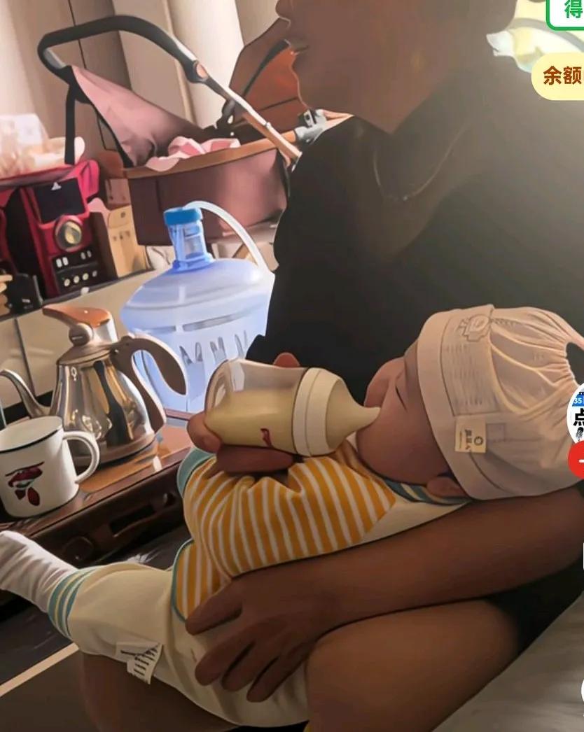 奶奶给孙子喂奶，真是一滴也没让娃喝上，奶奶拿着奶瓶放到了娃娃的脸上，这奶奶也不