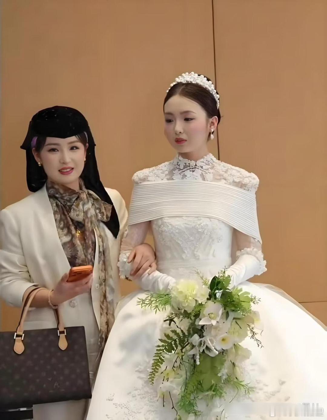 新娘的妈妈才32岁，回族人好漂亮。