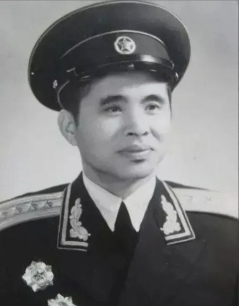 1941年，蒋天然率部驻扎在寺庙中，晚上，他听到方丈的房间中传来女子的娇嗔声，他