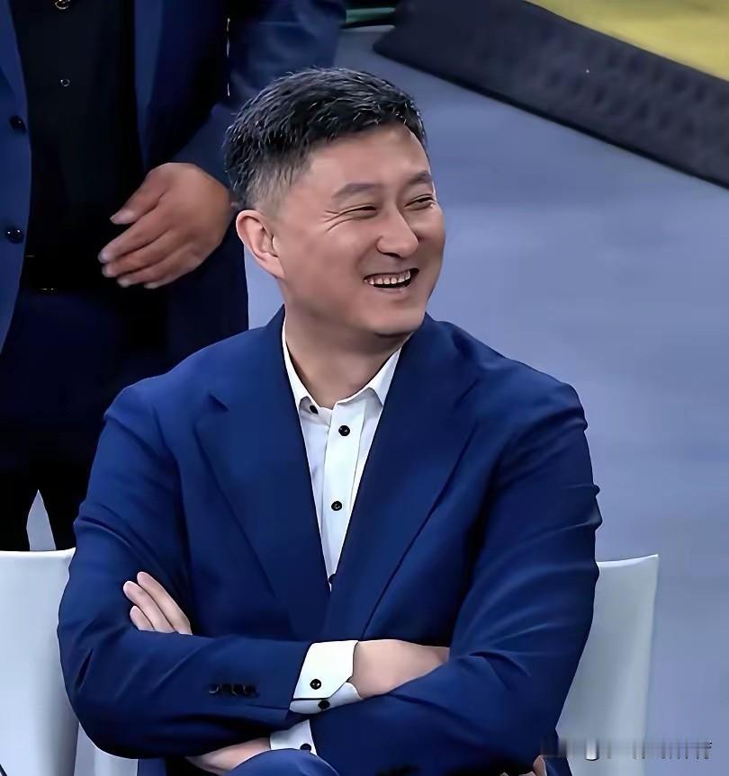杜峰笑了，看到中国男篮大胜澳大利亚，广东这三位球员的表现，杜峰心里很是欣慰。