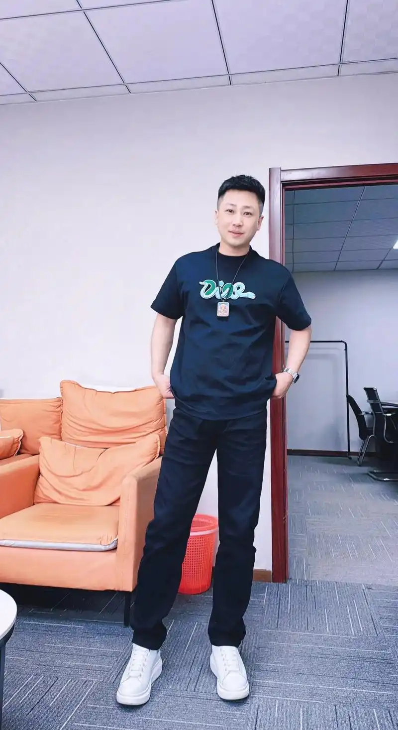 女子发视频说：“我老公给我买了一辆30万的电车，我上班两年挣7万，车价...