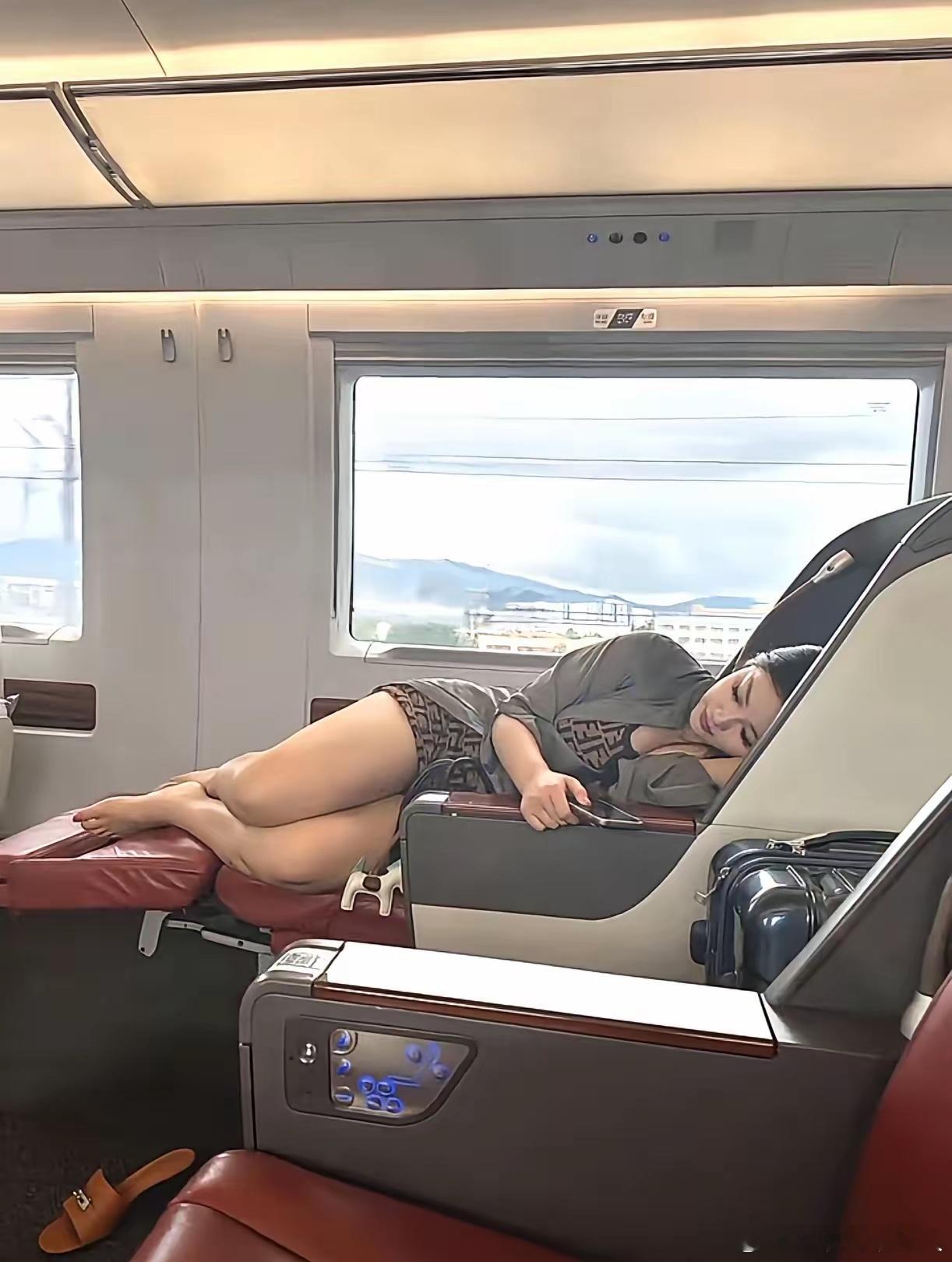 如今的高铁，早已不只是快。而且车厢里宁静又舒适，旅客们尽可以闭目小憩，不知不觉就