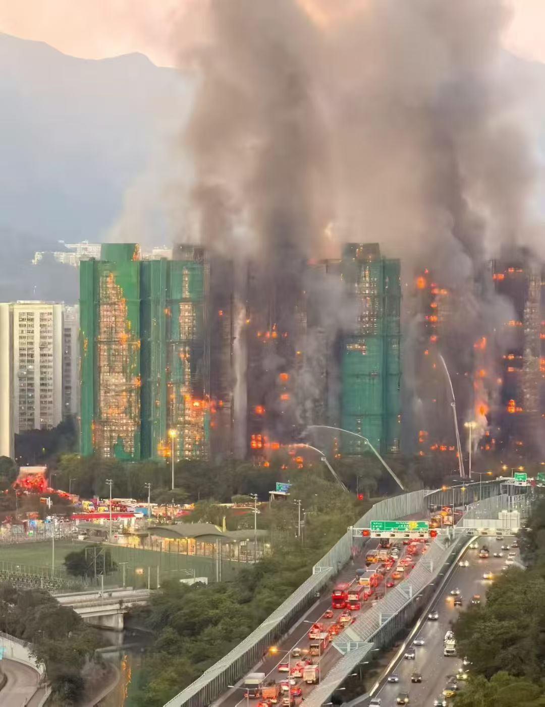 香港五级火警太痛心！37岁消防员殉职，13条生命逝去，目击者说火一栋接一栋
