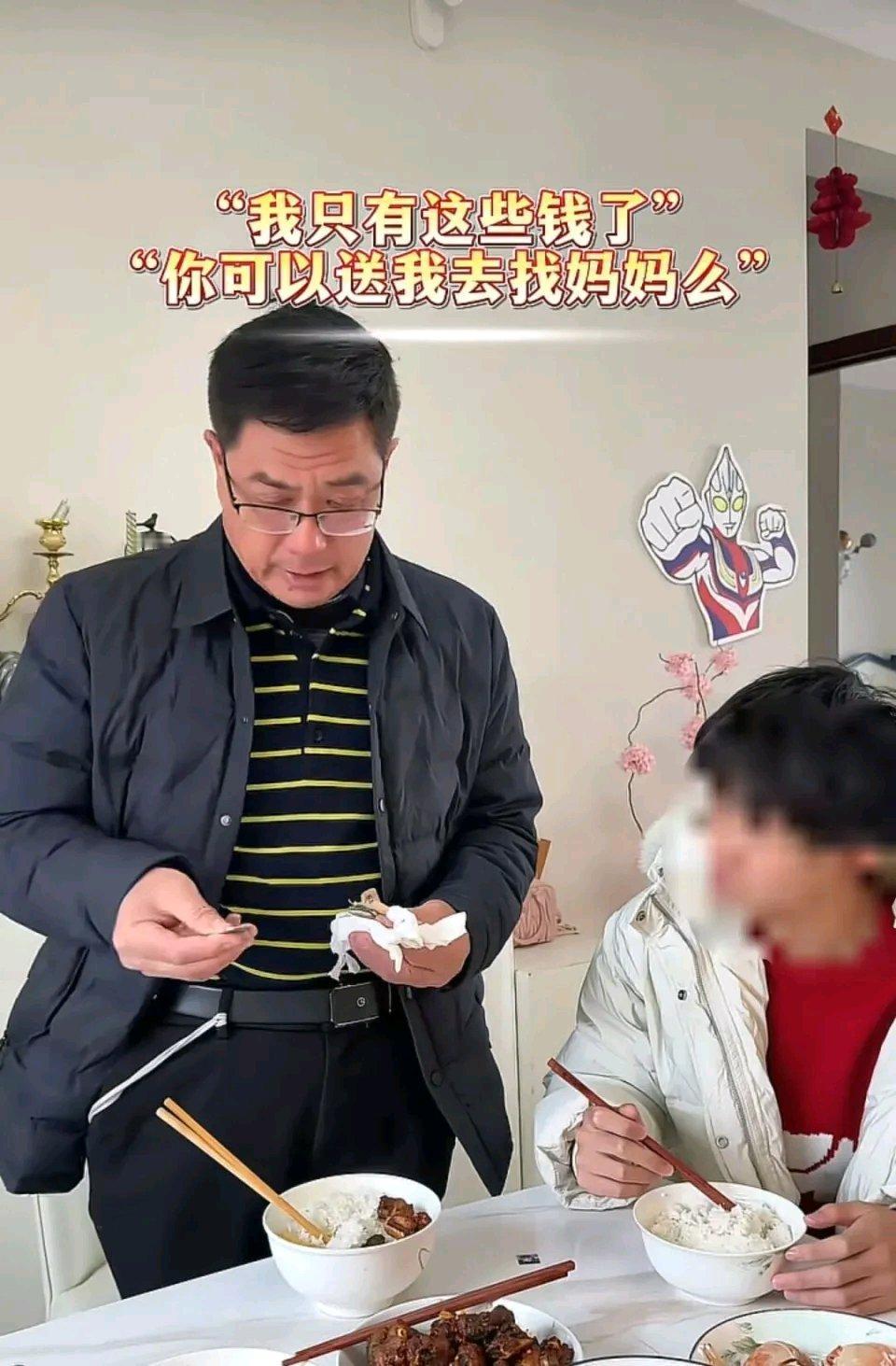 这一幕真的太戳人了。63岁患老年痴呆的父亲，连很多事都记不清，却始终惦记着妈妈。