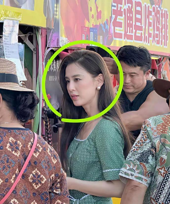 我去，黄圣依路人偶遇长这样？感觉黄圣依离开杨子越来越美了生图好白好美啊，状态