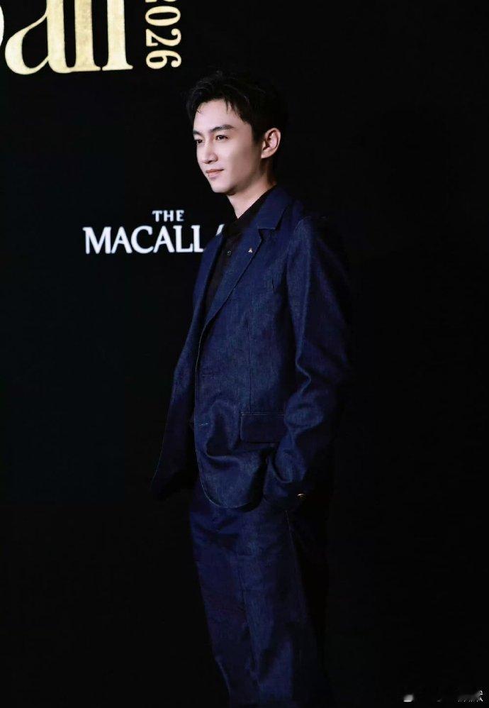 陈晓确实很绝，不靠妆造不靠氛围就是硬帅。​​​