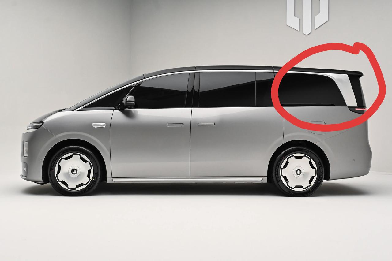 零跑D99，尾部镀铬亮条，变得圆润一些，能大大提升档次感。现在这个尾部镀铬亮