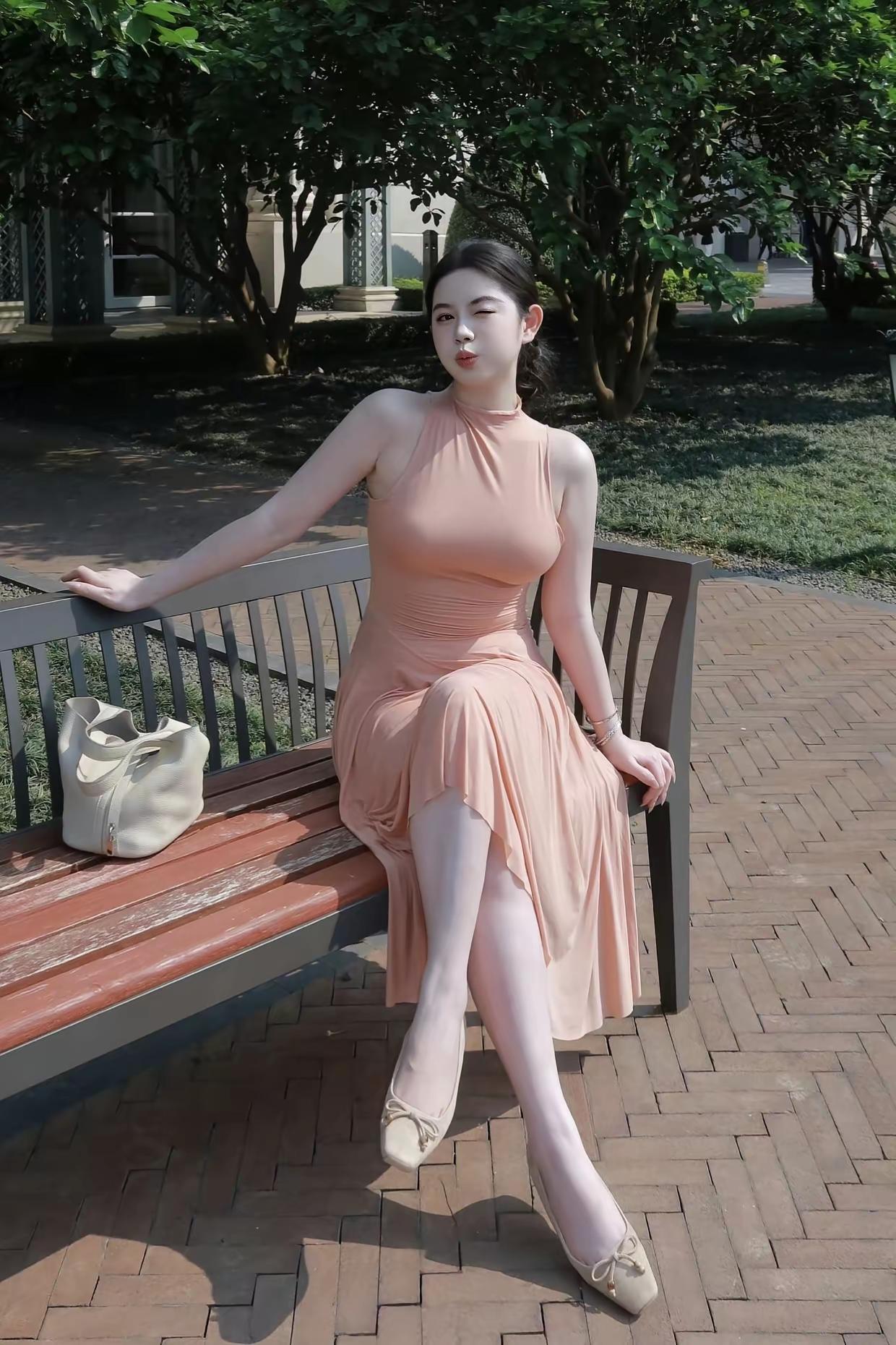 生活最重要的，不是钱，不是名，不是拥有多少。是心安。忙了一天，回到家能踏