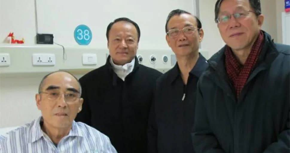 2013年住院期间的著名乒乓球运动员庄则栋和来探望他的李富荣、梁友能、姚振绪的合