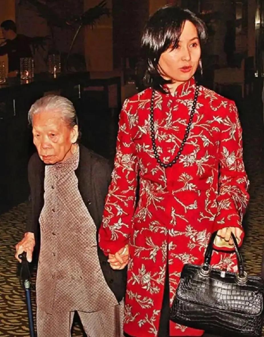 感人的主仆情！何超琼的保姆晶姐不打算在香港继续干了，她想回乡去养老去了。何超琼听