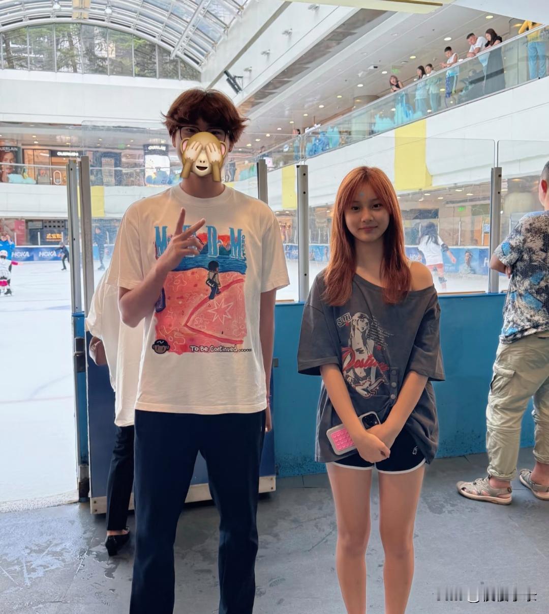 贾乃亮13岁女儿甜馨在北京逛街被偶遇，她穿着小短裤和露肩上衣，染了一头黄毛，打扮