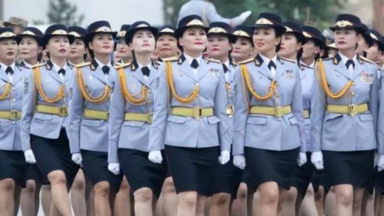 世界上最安全的两个国家，一个谁也打不过，一个谁也不敢打。世界纷纷扰扰，但