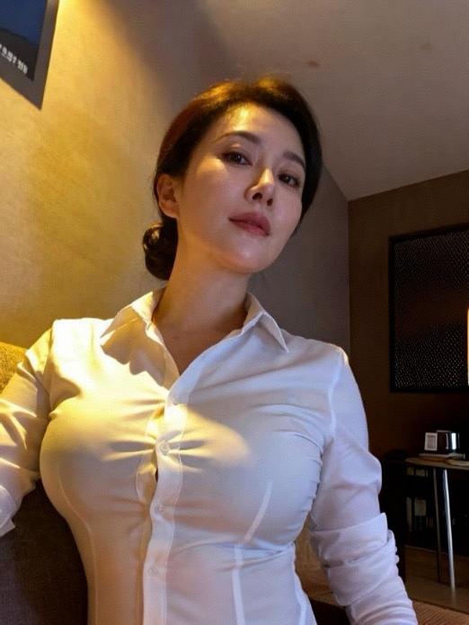 人性铁律1．第一：送女人回家，她若叫你上去喝杯水，别傻傻说"不喝"，送她到家门
