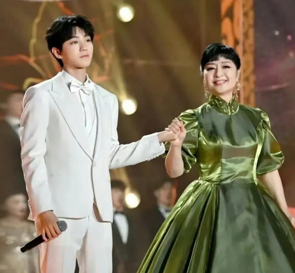 真的笑不活了，谁教王俊凯这么牵女士的手…太可爱了吧