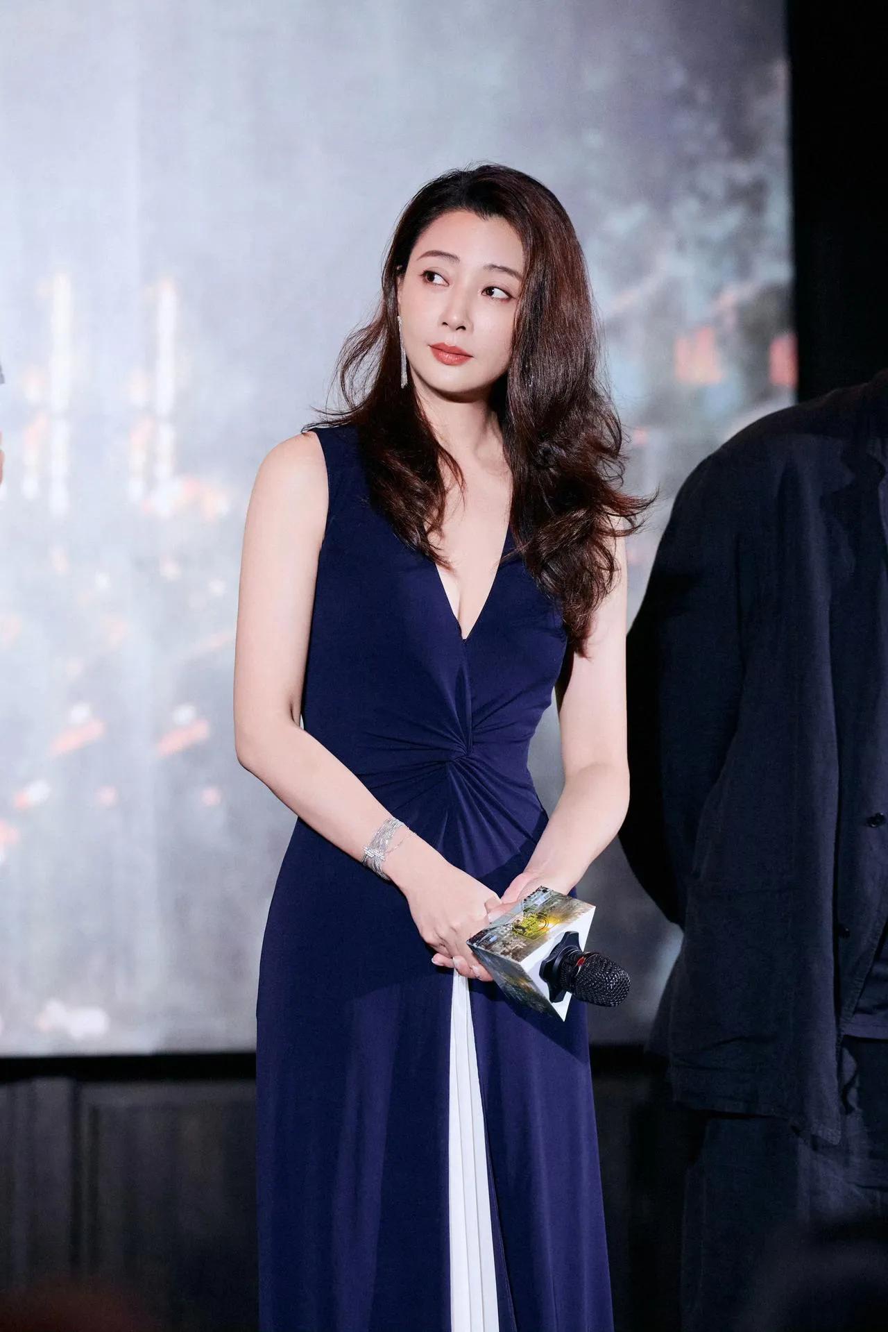 演技出众就算了，殷桃的身材和穿搭审美也太能打。没有浮夸亮片，靠剪裁和撞色撑起整
