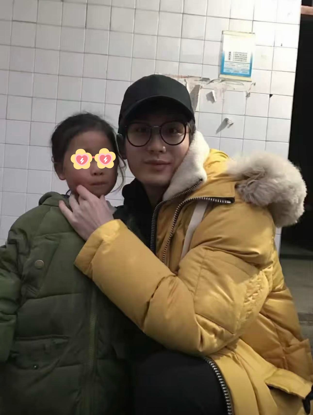 哎哟我去，这小女孩也太幸福了吧…被成毅抱在身上，还被捏捏小脸蛋