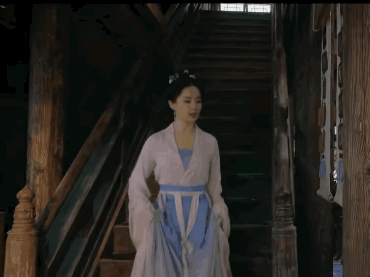 赵盼儿这件衣服到底是什么颜色的，怎么走着走着就变色了？