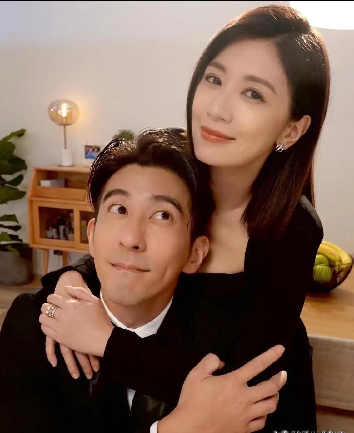 贾静雯家门被敲开那天，两个女儿眼睁睁看着爸爸被带走。没吵没闹，没哭天抢地，她只