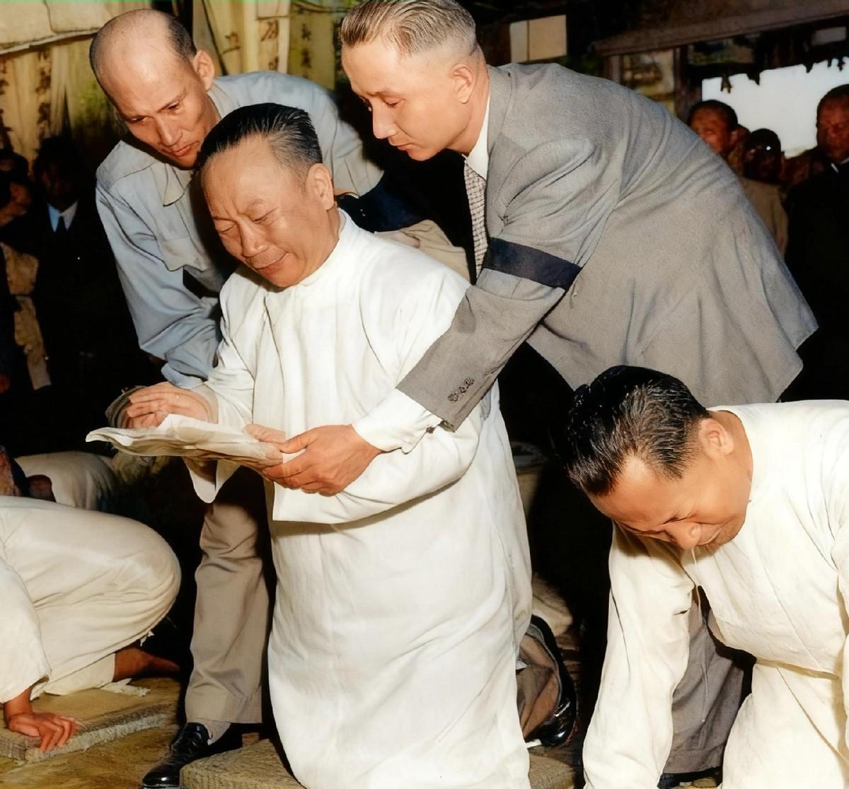 谷正伦在1953年去世时葬礼上留下了引人注目的一幕：两位身着孝服的亲属，一人诵读