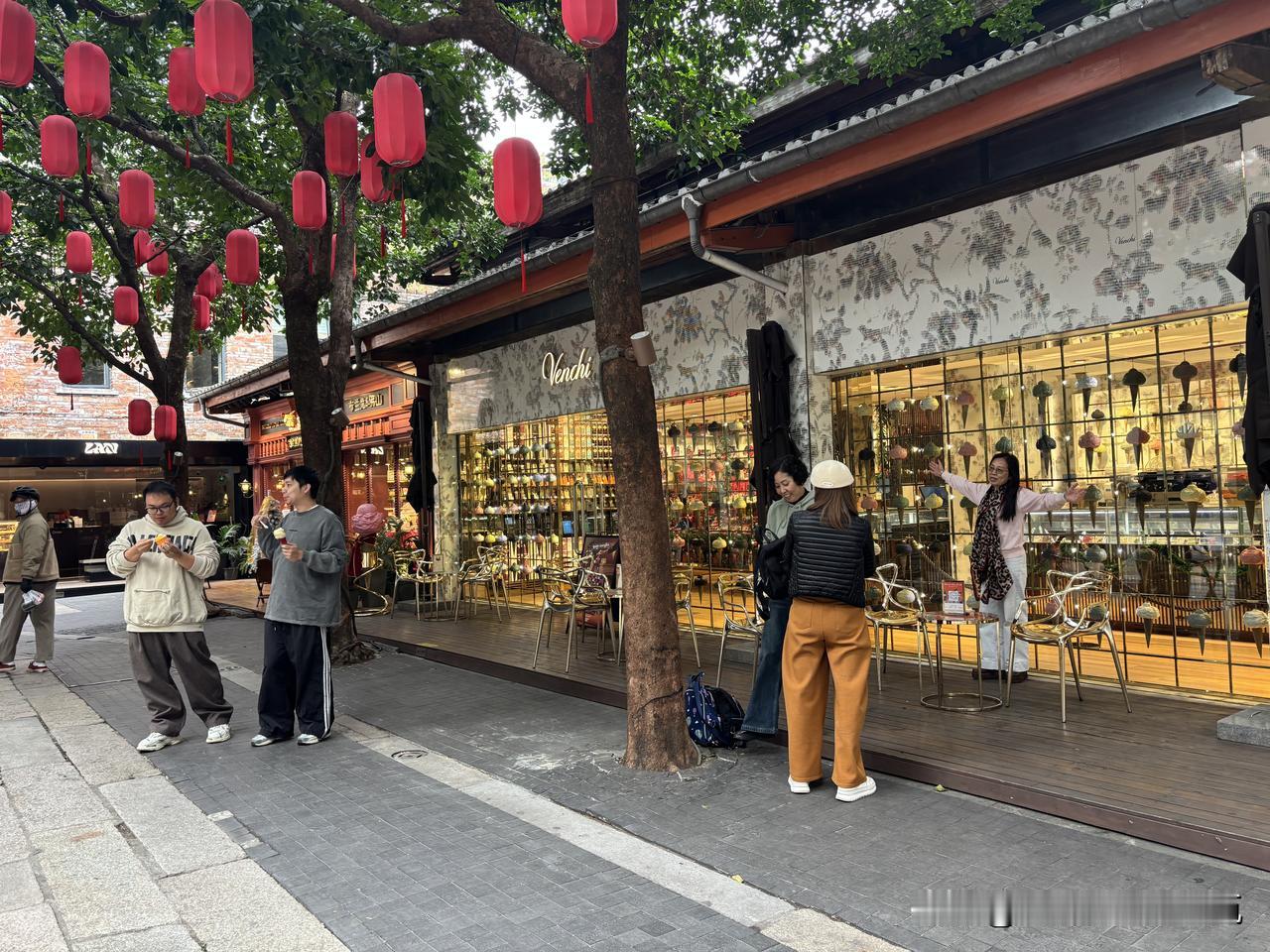 在广州佛山发现一个宝藏地方：佛山岭南新天地。佛山岭南天地是佛山市禅城区祖庙东