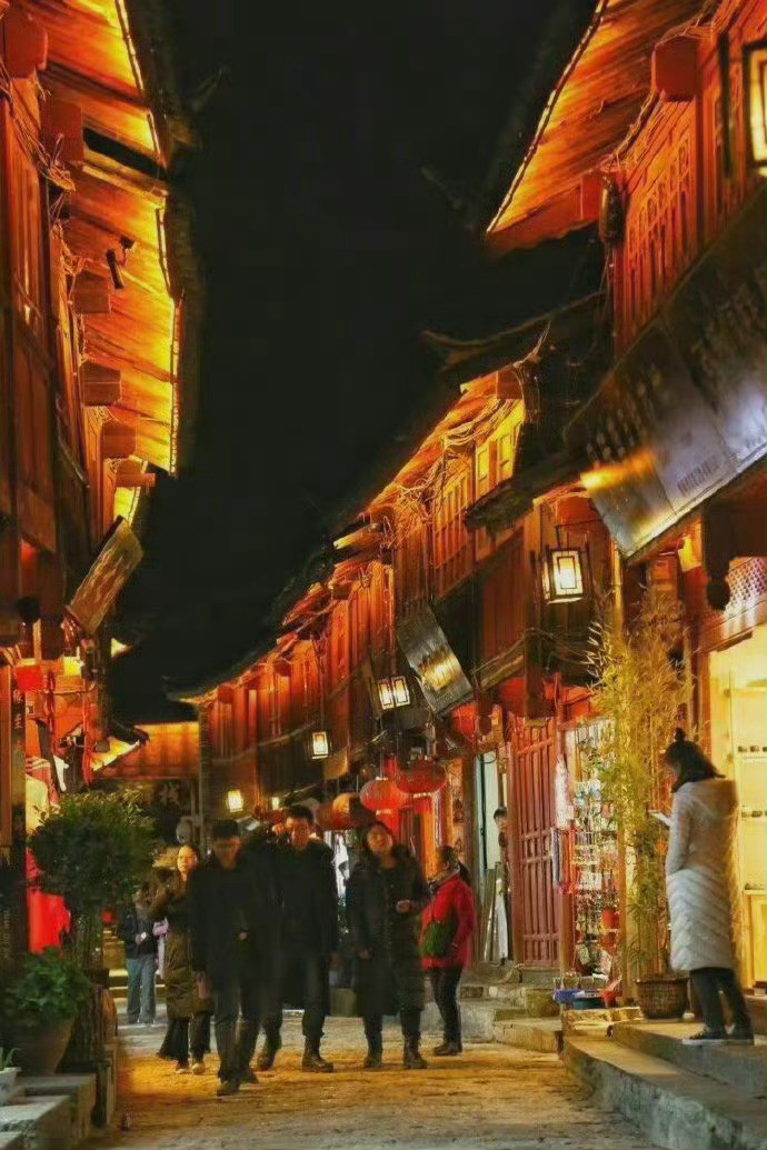 束河古镇小河边夜晚，岁月静好的真实写照。