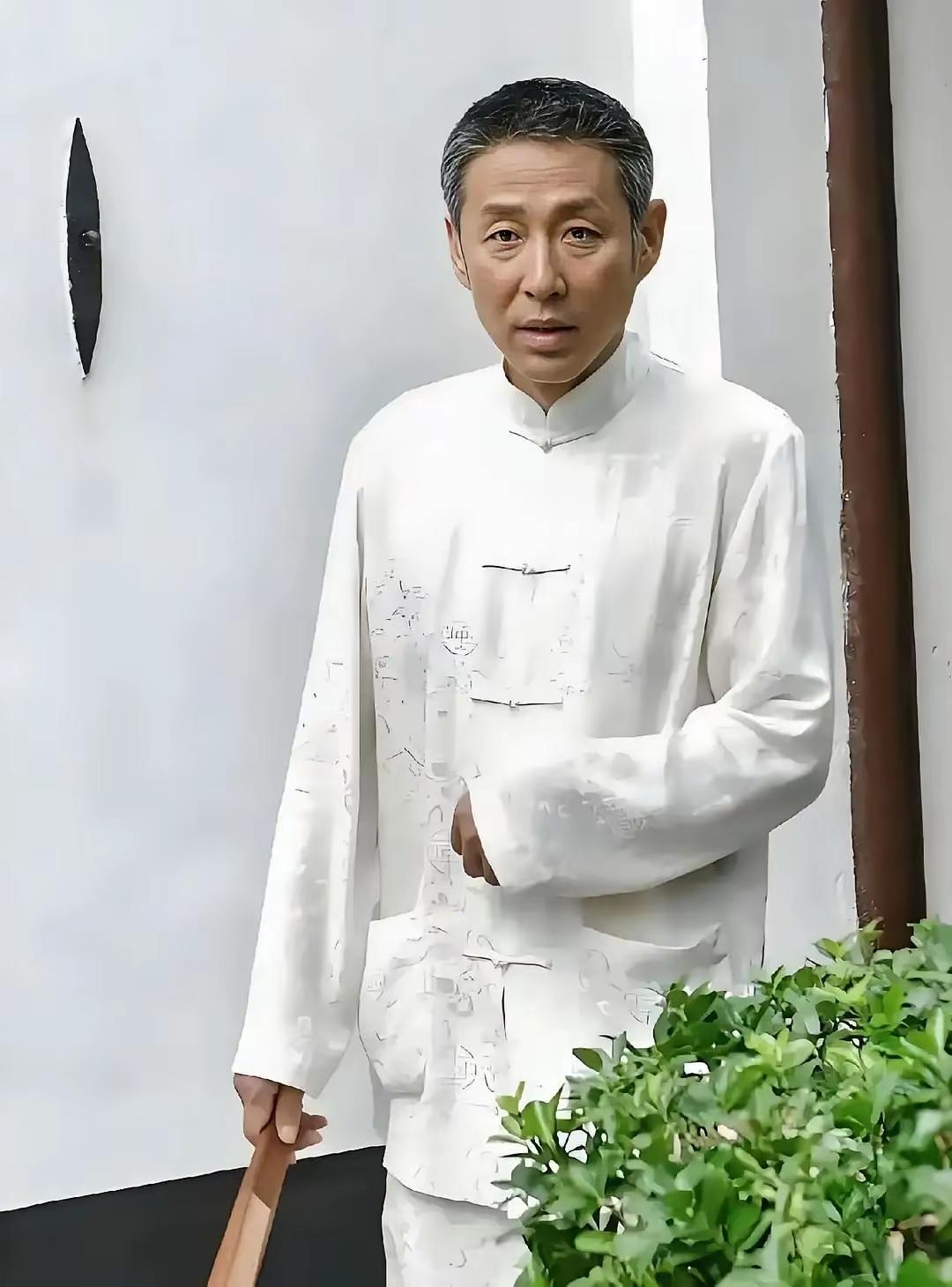 退休后不出门不扎堆应酬，陈道明有段话说到了不少人心里其实花不了什么钱。远离人