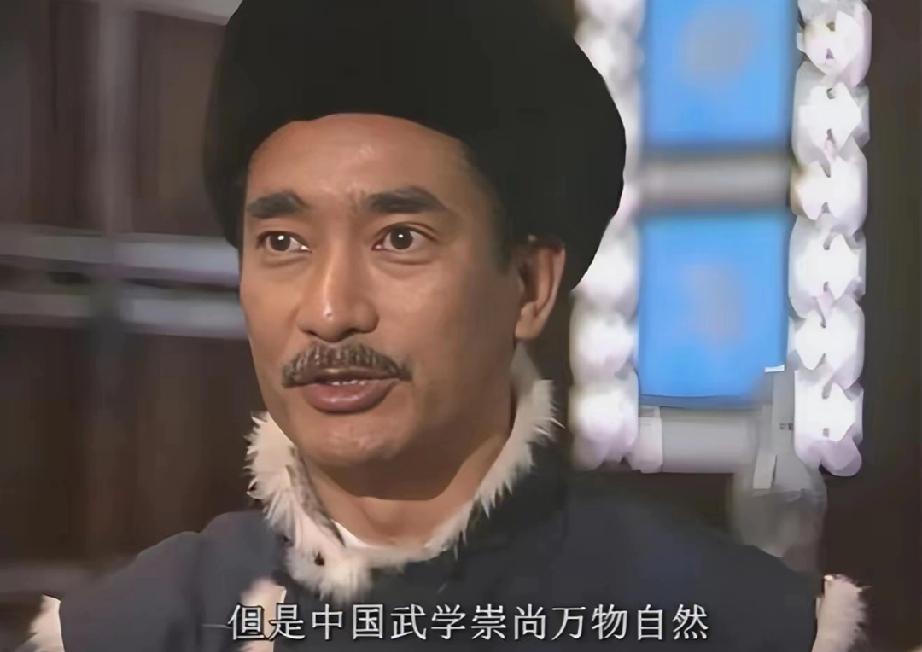 79岁“霍元甲”高雄携妻子现身重庆！头发花白腰板笔直，待人毫无明星架子