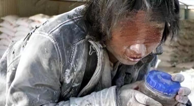 以身犯险！2007年，大学生崔松旺突然决定半个月不洗澡、不刮胡子、不刷牙，甚至把