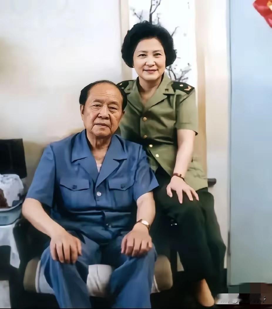贺龙元帅的女儿贺捷生与丈夫李振军在家中合影。李振军曾任湖南省委书记、武警部队政