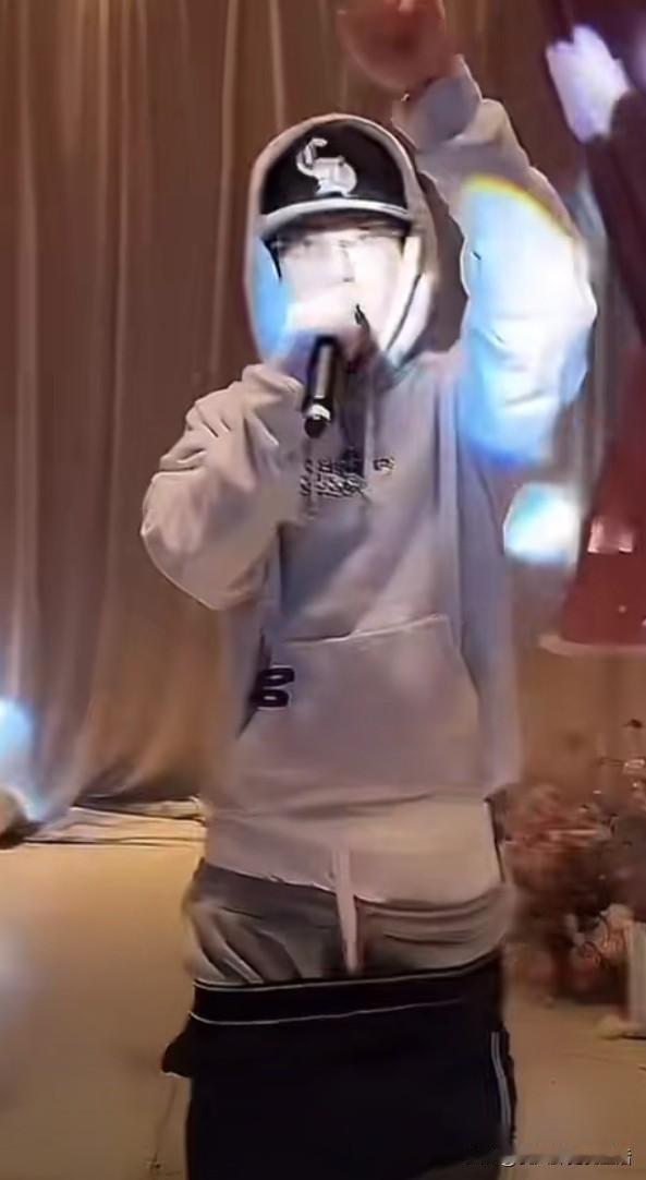 西海岸的妖风终于吹到了马伯骞的身上。穿了5层裤子，参加好朋友赵露思的生日会。