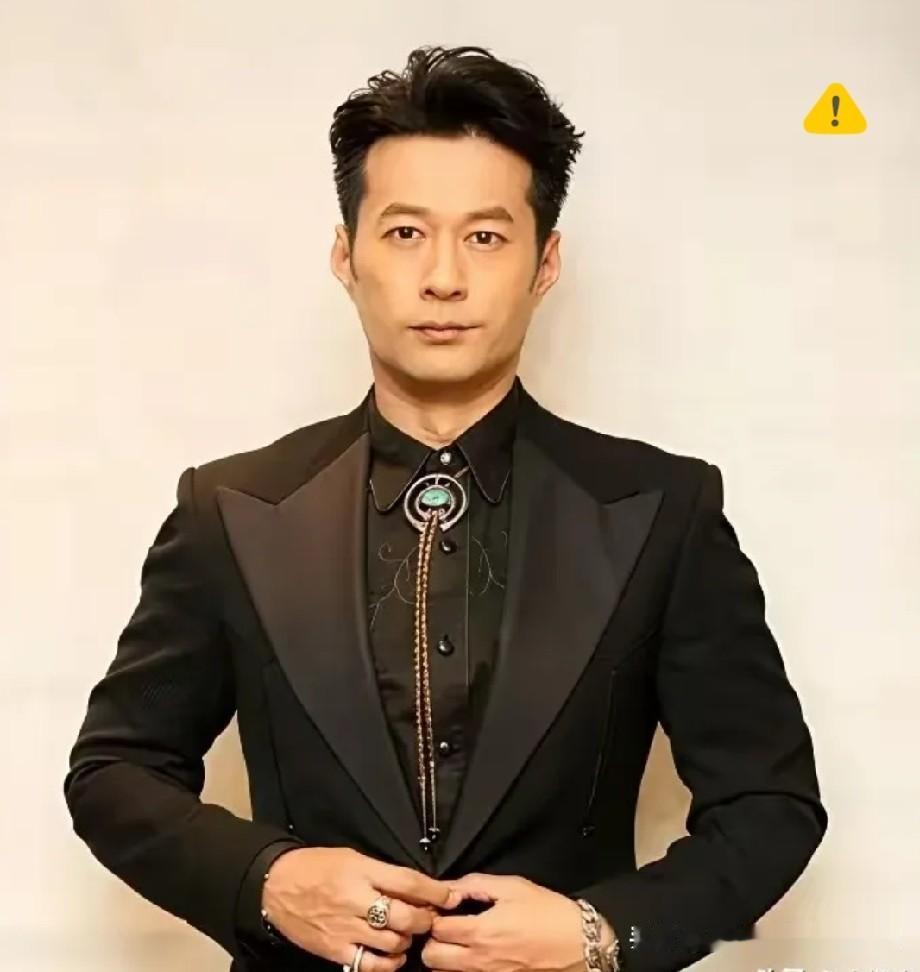 谭凯，54岁，至今未婚。他几乎把所有时间都花在了三件事上：拍戏、直播，还有经营一