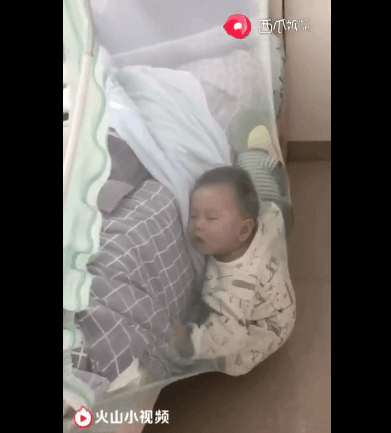 实拍: 新手妈妈半夜睡醒宝宝不见了, 打开灯看到的一幕顿时傻了!