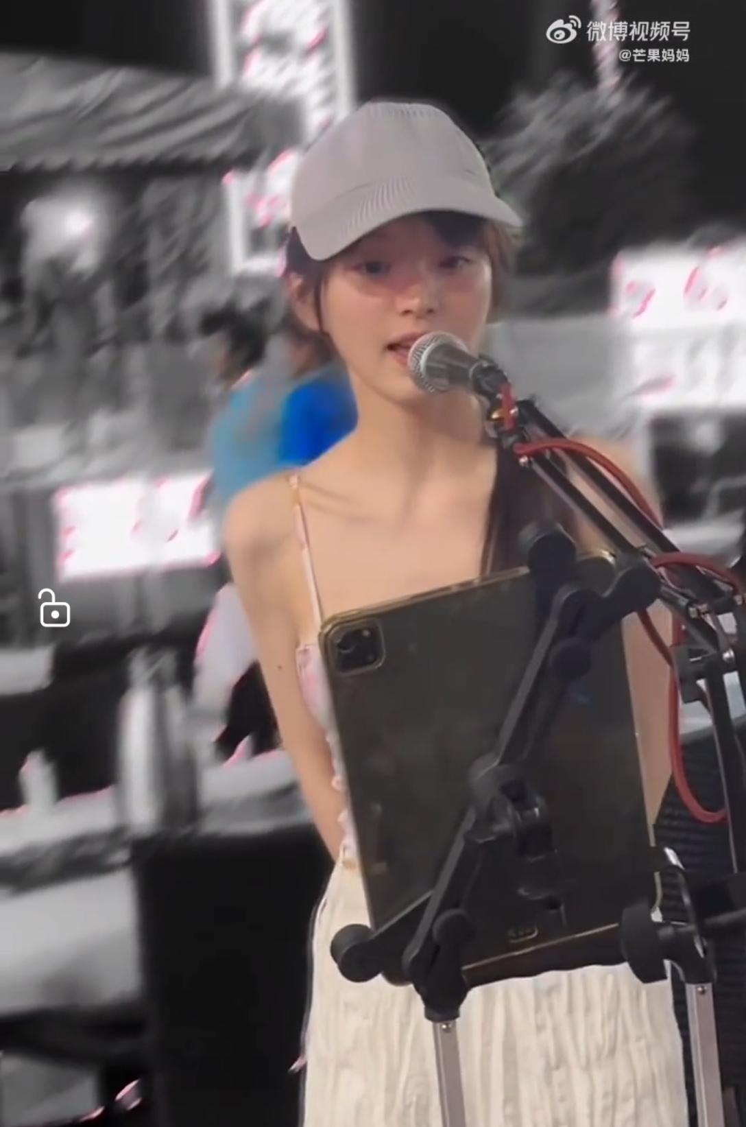 田曦薇[玫瑰]，似乎热衷于“自我祛魅”[思考]每当自己🔥起来的时候，就