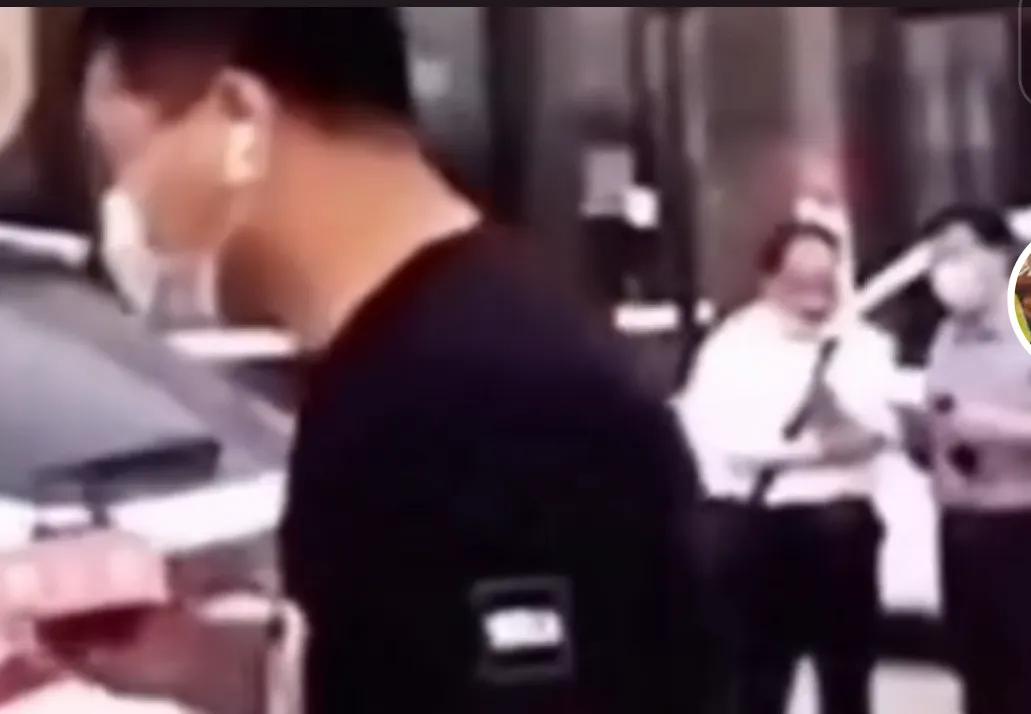 蛇鼠一窝！2020年4月，老杜和郭威去九江认亲途中，接受记者采访，后面的就是秃