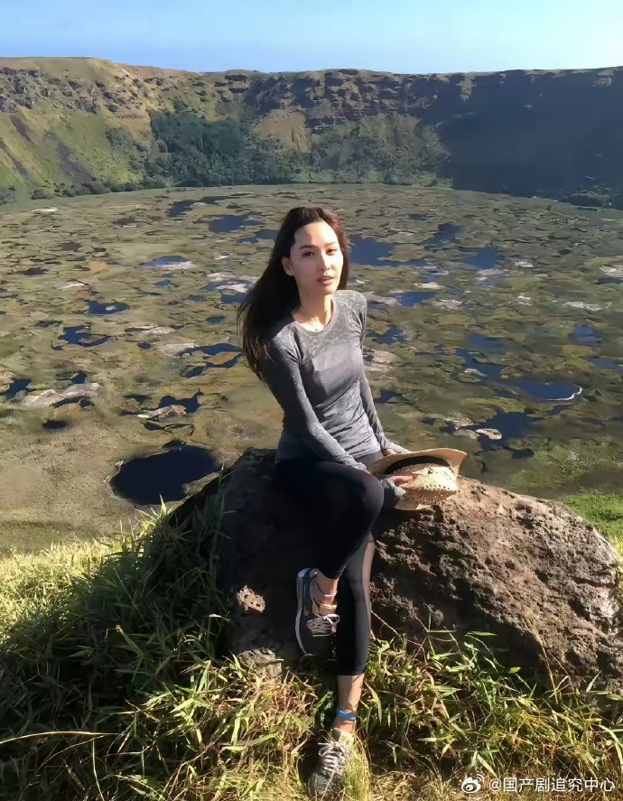 香港曾经最性感的一位女明星，如今居然退圈了，40多岁了，依然未婚未育，世界各地去