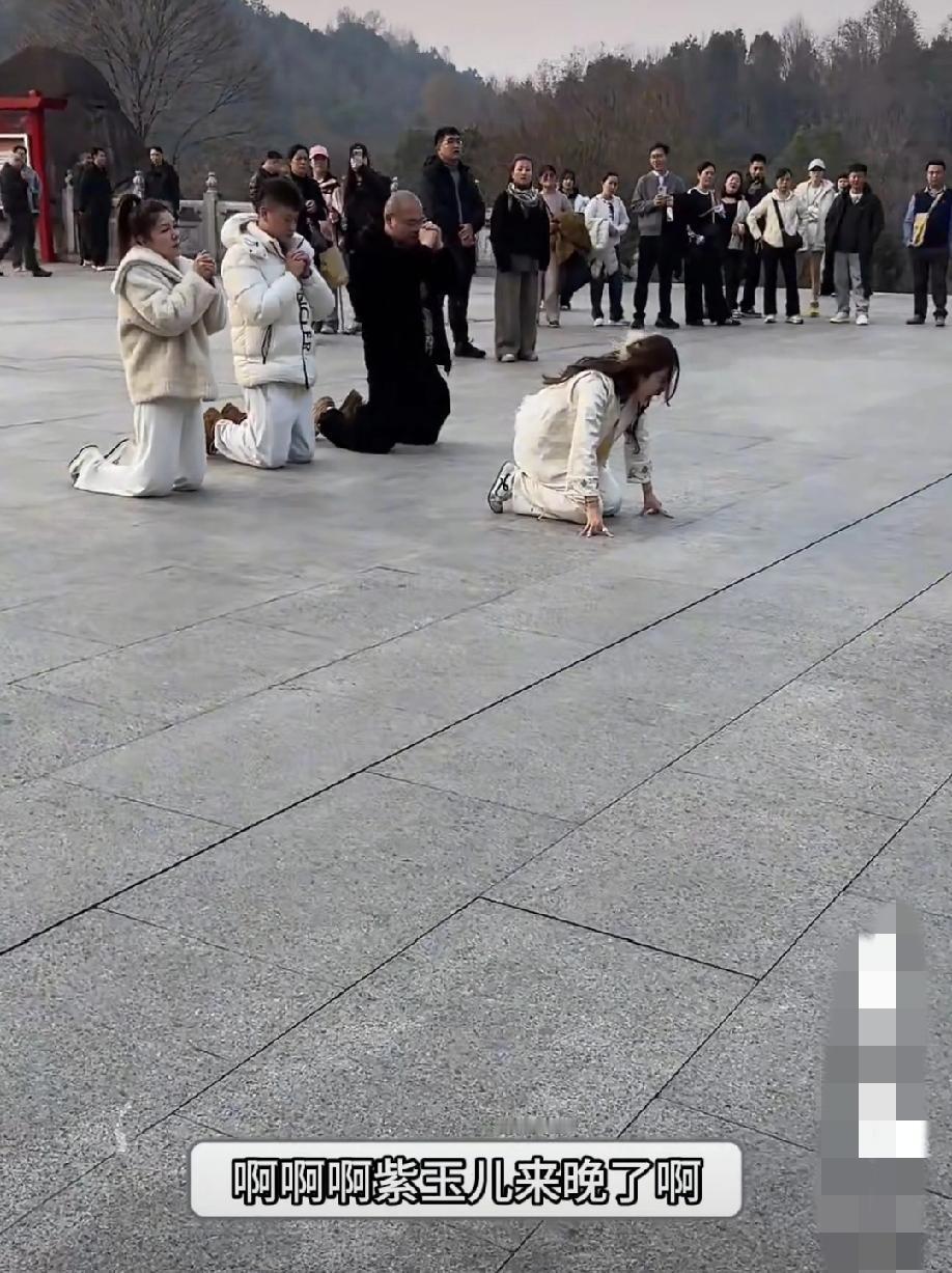 安徽九华山。一女子跪在地藏王菩萨面前嚎啕大哭，嘴里还一停不停的呢喃着:“紫玉儿来