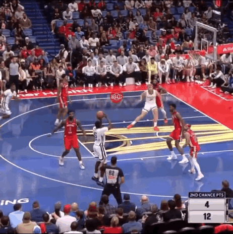 不是说他们是“职业”的么？这种球我也会。看，裁判都举起了给分的手。