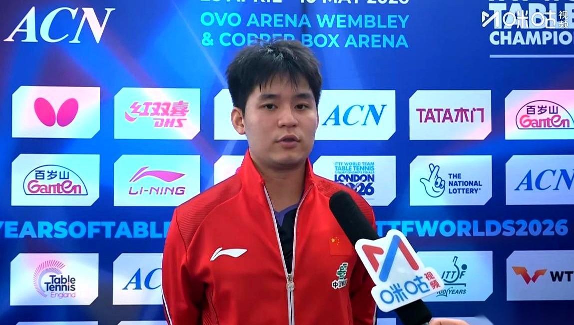 3-0横扫，林诗栋赢了。可赛后第一个站出来的，不是庆祝，而是他自己给自己泼的一